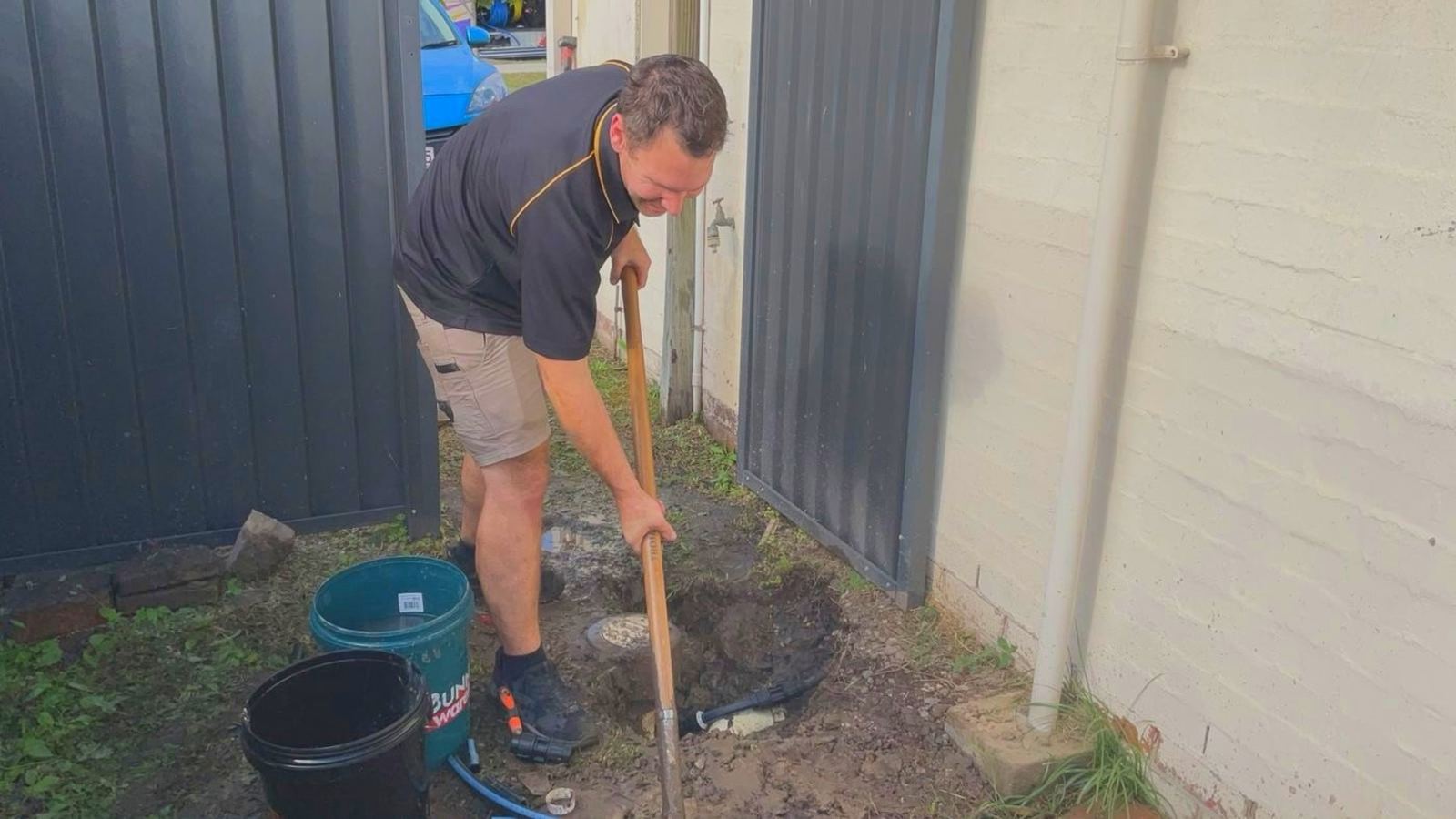 A Genies Plumbing plumber on a job