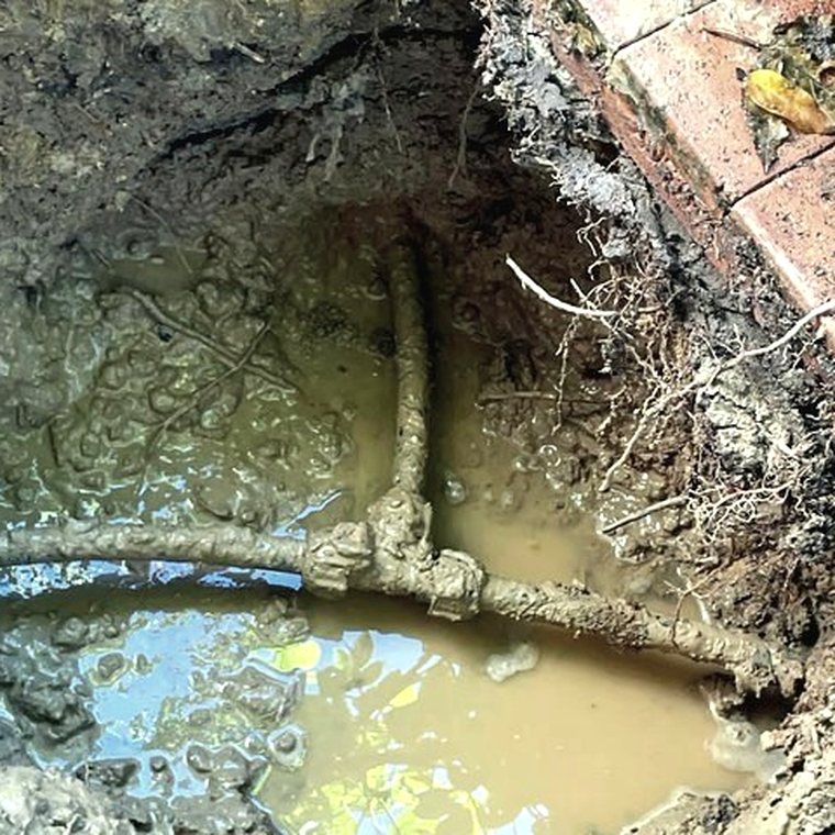 Genies plumber on a job