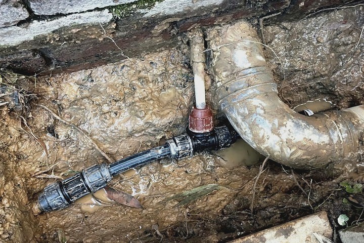 Burst water pipe repaired in a trench